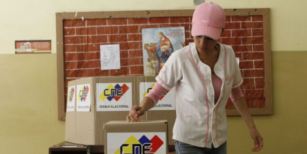 Eleições regionais ocorreram no último dia 15, com expressiva vitória dos partidários de Maduro