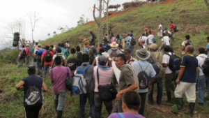 Continua a violência paramilitar contra camponeses na Colômbia: outro dirigente ferido com gravidade