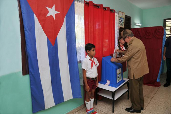 Primeiro secretário do Partido Comunista de Cuba, Raúl Castro, vota no referendo constitucional