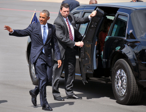 Barack Obama sobe no seu carro blindado.