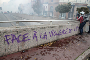 Milhares saem às ruas de Paris contra a violência policial