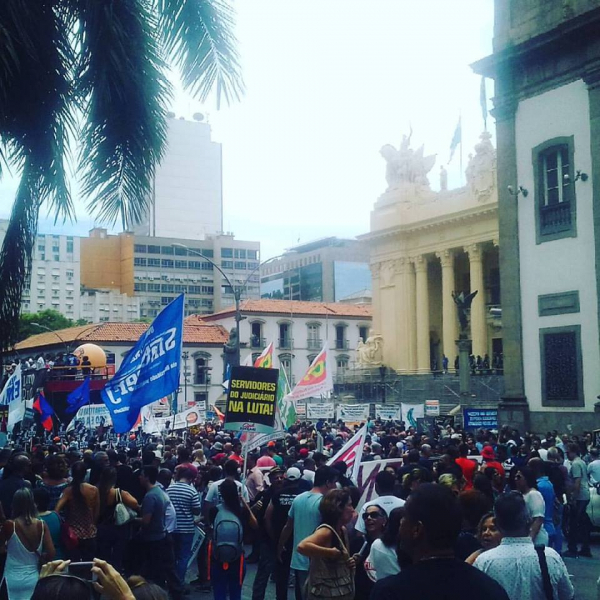 Manifestação em frente à Alerj (01/02)