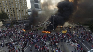 Atos contra o golpe bloqueiam avenidas e rodovias em SP na manhã dessa terça-feira