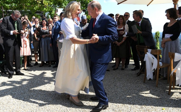 Putin em casamento da ministra de relações exteriores da Áustria, Karin Kneissl