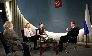 Primeiro-ministro russo, Dmitri Medvedev, concede entrevista à veículos de imprensa, entre eles a rádio Ekho Moskvy