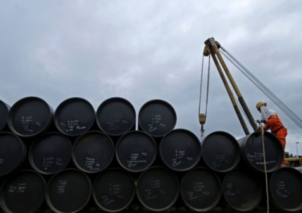Preços do petróleo caem e atingem barreira dos US$ 50