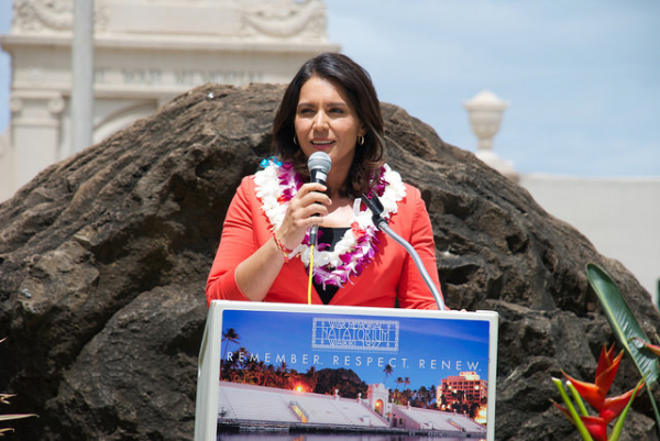 A democrata Tulsi Gabbard, surfista e soldada, denuncia o &quot;apoio direto e indireto para os aliados da al-Qaeda e do ISIS” fornecido pelos EUA