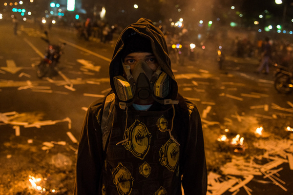 Manifestante nas guarimbas contra o governo