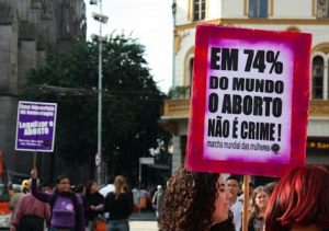 Bancada evangélica avança com proposta que acaba com aborto legal