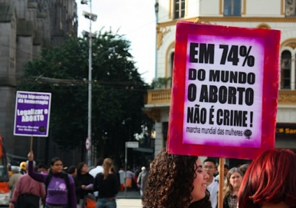 Bancada evangélica avança com proposta que acaba com aborto legal