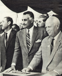 Nasser (centro) e o líder soviético Nikita Kruschev (direita)