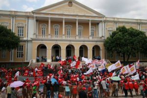 Manifestantes em frente ao Tribunal de Justiça de Belém do Pará