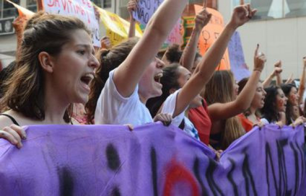 Mulheres trabalham de borla até ao final do ano