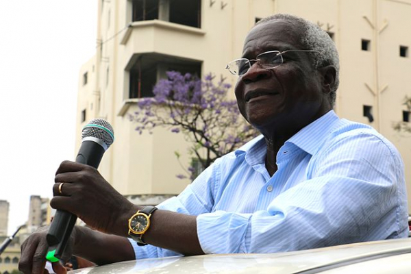 Afonso Dhlakama, líder histórico do grupo político e armado Renamo, de ideologia direitista e conservadora.