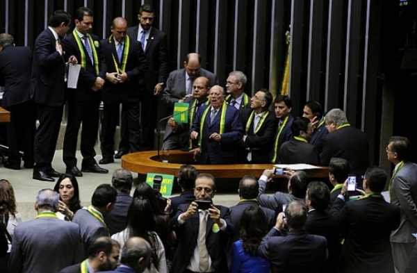 Sessão especial para discussão e votação do parecer de impeachment