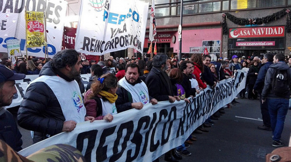 Em Buenos Aires, milhares protestam em apoio a quase 700 trabalhadores demitidos da PepsiCo