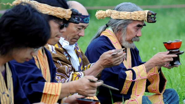 Povo Ainu critica, por &quot;vazia&quot; e &quot;deplorável&quot;, a lei japonesa que o reconhece como povo indígena