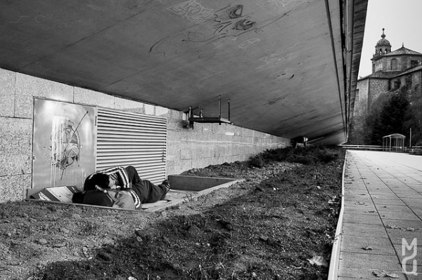 Umha pessoa dorme na rua em Compostela