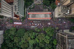 Em todos os estados, brasileiros vão às ruas em defesa da educação e contra Bolsonaro