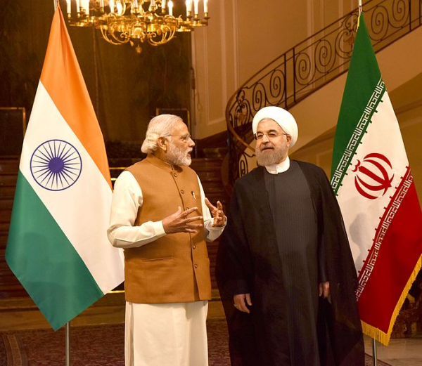Primeiro-ministro indiano, Narendra Modi (esquerda) e o presidente iraniano, Hassan Rouhani