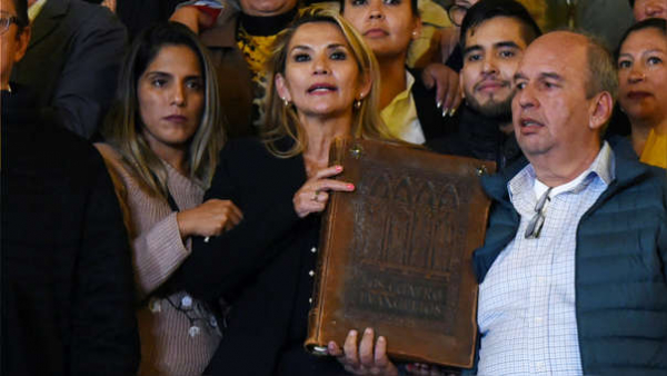 Golpe na Bolívia: Senadora opositora Jeanine Áñez se autoproclama presidente