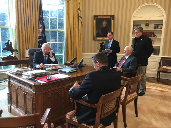 Donald Trump conversa telefonicamente com Vladimir Putin