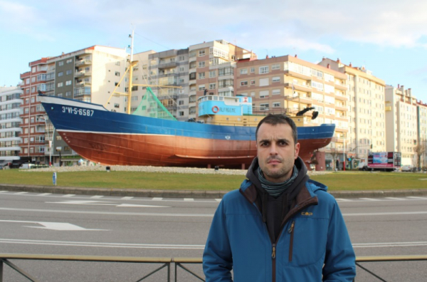 Diego Lores na rotunda de Coia, frente ao barco