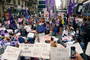 Argentinas ocupam as ruas para marchar contra violência machista