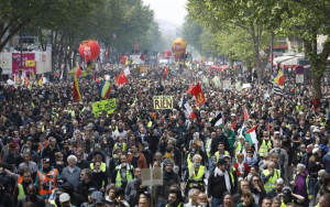 Dezenas de milhares no 1º de Maio de Paris, com repressom policial contra o movimento popular