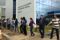 Manifestantes em frente ao prédio da Previdência Social (24/01)