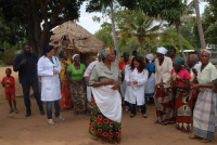 Médicos cubanos compartilham com seus pacientes da comunidade nomeada Fidel, em Moçambique.