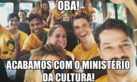 "Artistas" golpistas a viajar para protesto em Copacabana foram alvo de críticas, como este "meme" viralizado, após o governo golpista acabar com o MinC