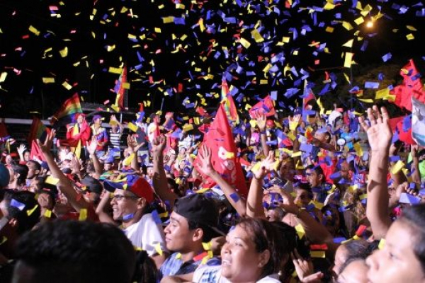 Chavismo vence eleições regionais, reconhecidas por observadores internacionais mas não pela oposição