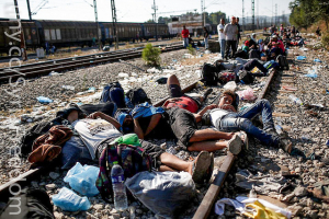 Migrantes da Síria e o Iraque esperam em Idomeni (Grécia) para poderem continuar a sua viagem para a Europa