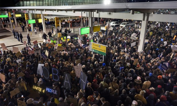 Trump proíbe entrada de muçulmanos, protestos fecham aeroportos e juíza barra decisão