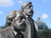 Berlin-Mitte. Das Marx-Engels-Denkmal auf dem Marx-Engels-Forum. Die beiden Köpfe.