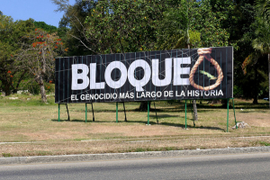 &quot;Bloqueio, o genocídio mais longo da história&quot;, placa de denúncia em Havana.